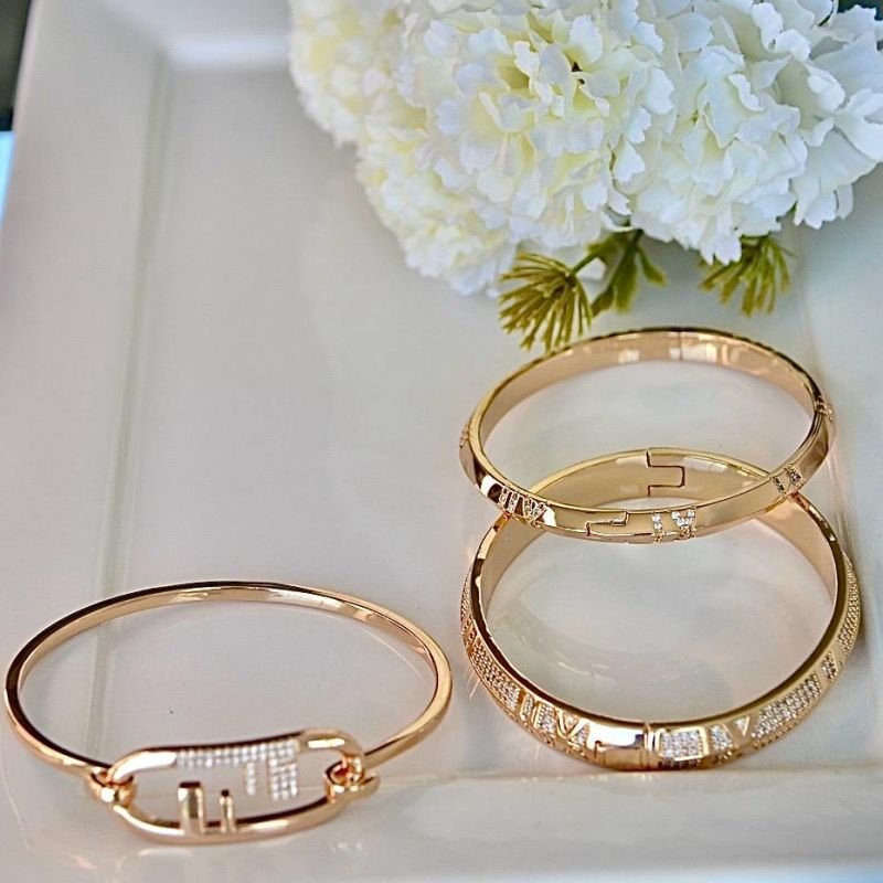 Bracelete com chapa Fendi e detalhes cravejado