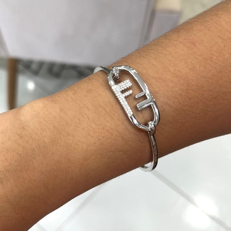 Bracelete com chapa Fendi e detalhes cravejado